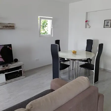 Apartman Iva *